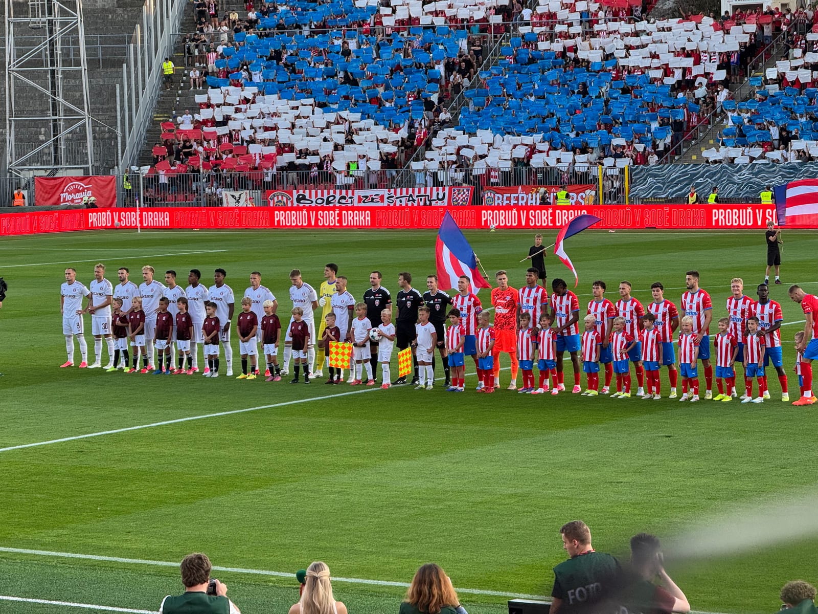 Vašulín trestal hrubku Sochůrka! Zbrojovka po půli senzačně vede nad Spartou 1:0