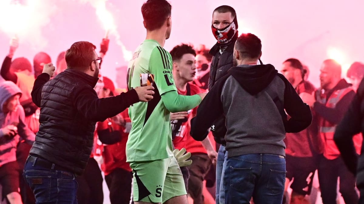 Slavia udeřila po derby. Fanoušek, který napadl Surovčíka, má doživotní zákaz vstupu do Edenu