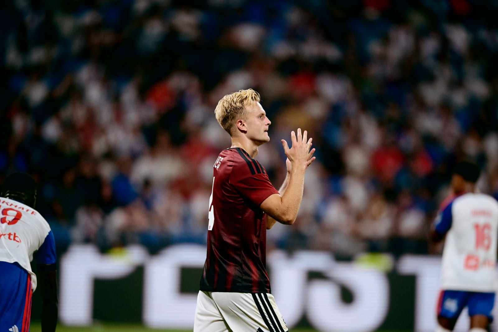 Konec snu o Lize mistrů: Sparta v Lyonu dohrávala v deseti a po porážce 0:3 míří do Evropské ligy
