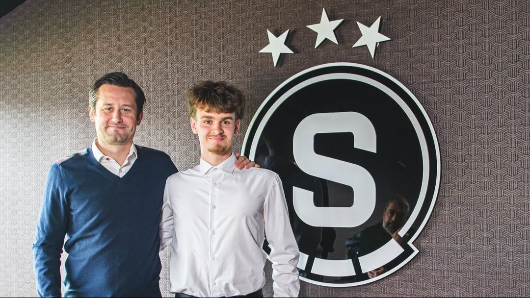 Sparta si pojišťuje budoucnost: Pětice talentovaných mladíků podepsala na Letné první profesionální smlouvy