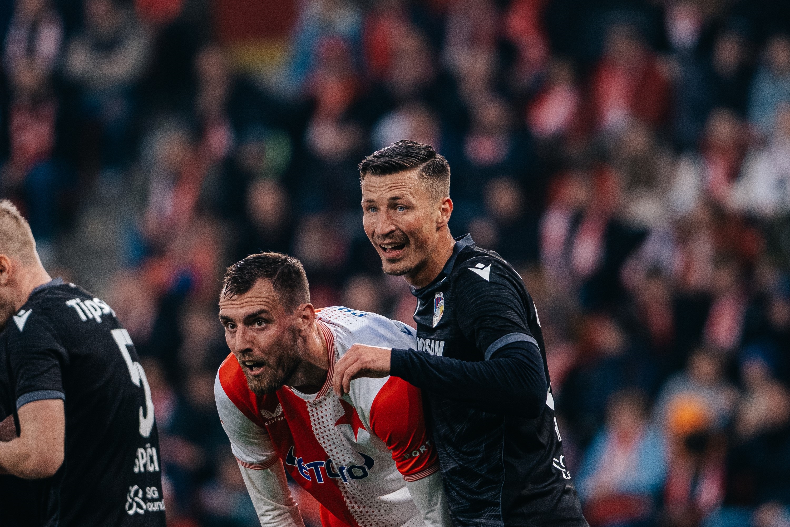 Bezgólové drama v Edenu: Chorý viděl červenou za plivnutí, Slavia po bitvě s Plzní dělí body