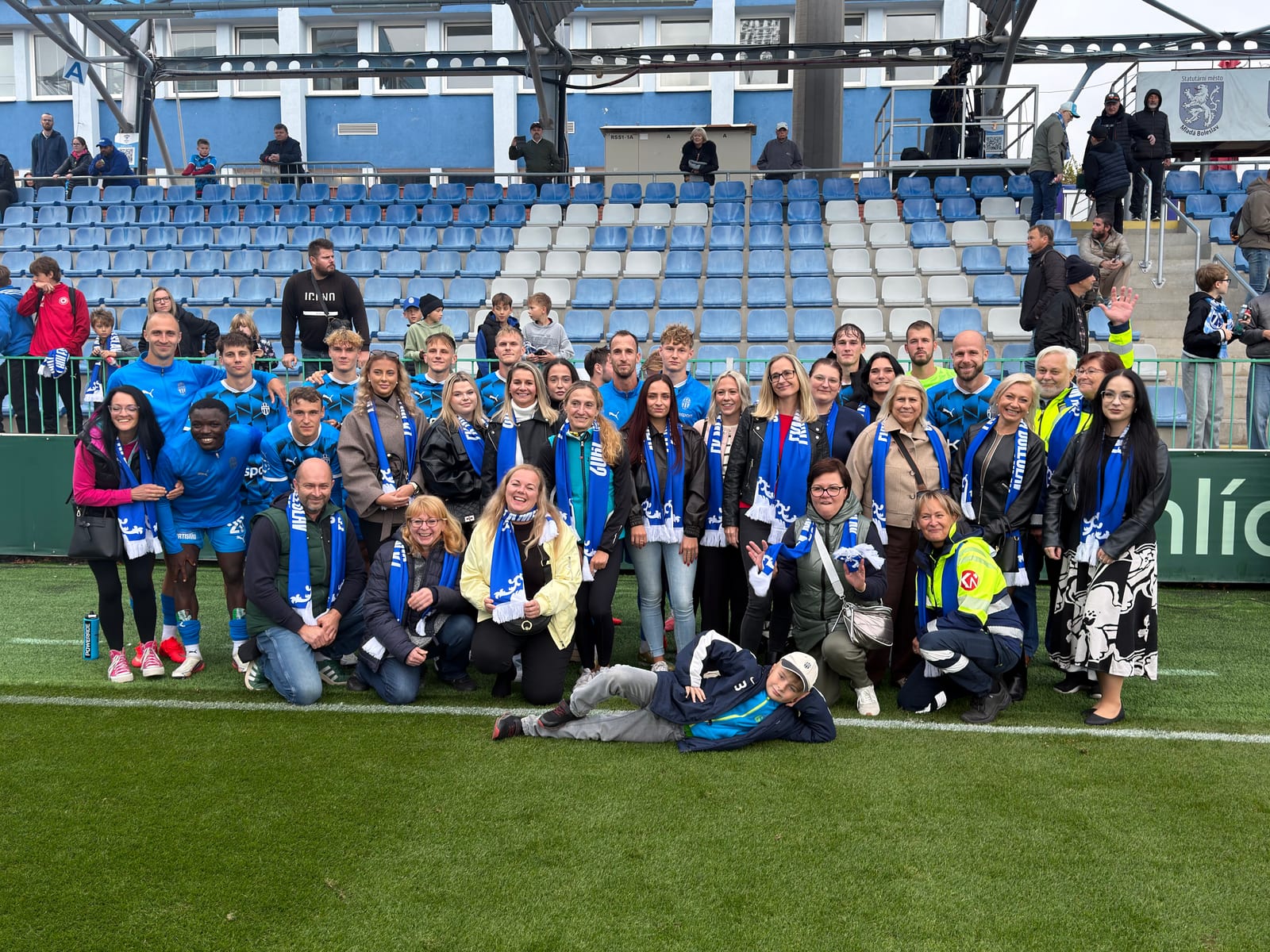 ZDRAVOTNÍCI DĚKUJEME! Mladá Boleslav vzdala hold zdravotníkům Klaudiánovy nemocnice. Fanoušci jim poděkovali potleskem