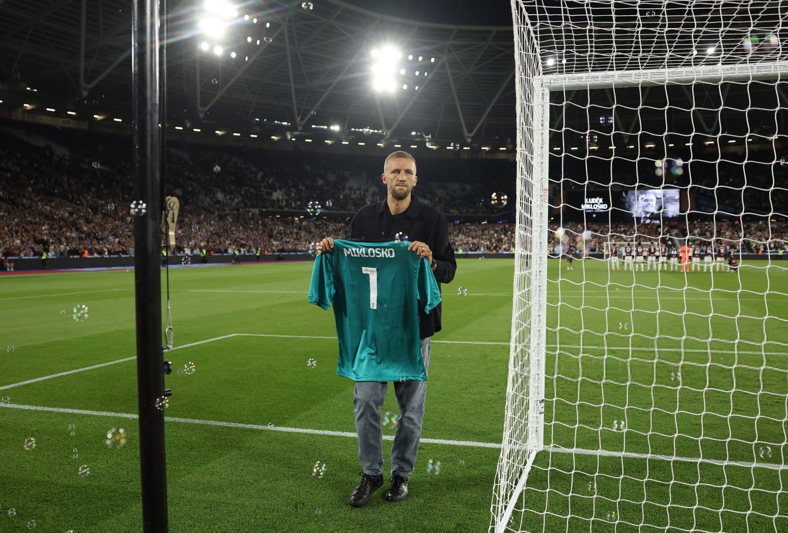Souček přinesl dres, celý Olympijský stadion vstal a tleskal. West Ham se rozloučil s Mikloškem způsobem, který dojal celý fotbalový svět