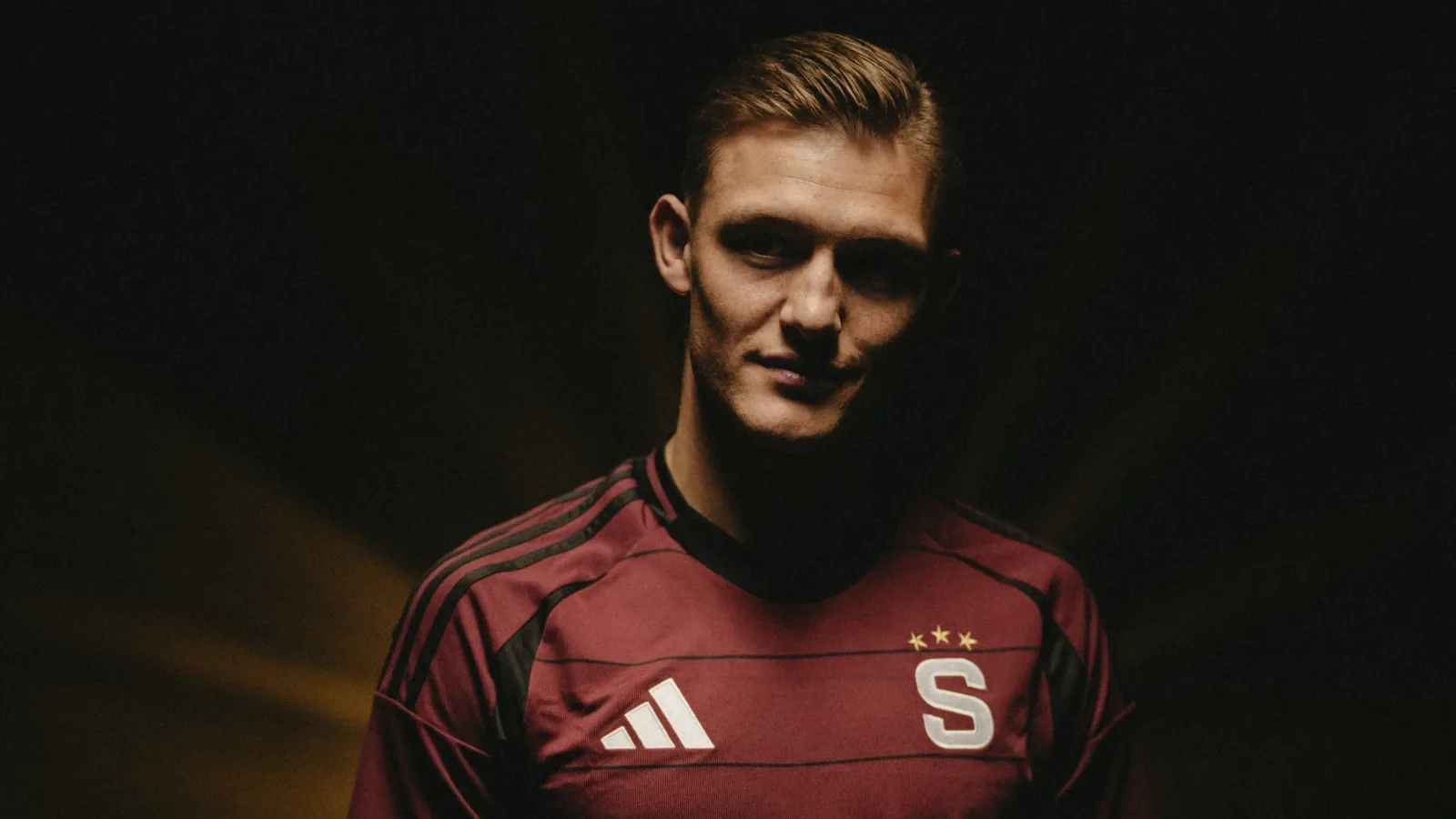 Přestup Sonneho na spadnutí? Na letišti už měl čekat zástupce Sparty, Burnley si navíc hledá náhradu