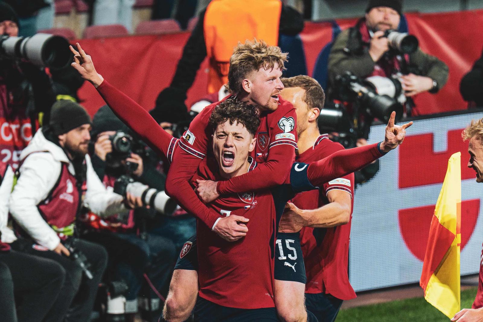 Češi po dramatickém duelu zdolali Dánsko na penalty a postupují na MS