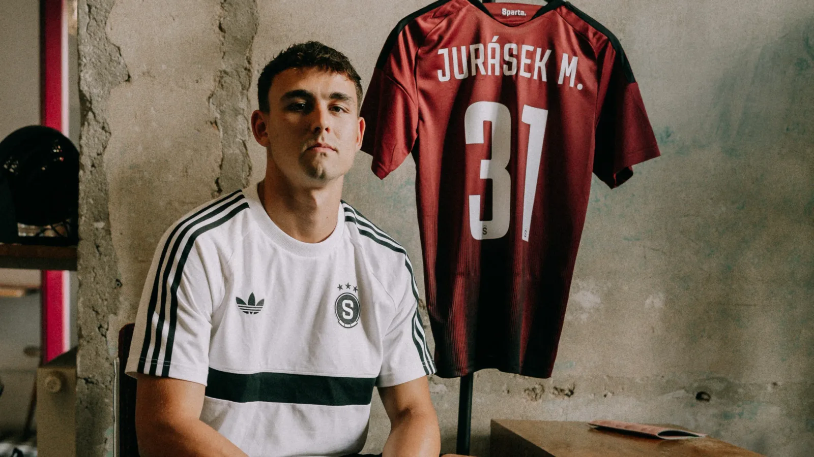Největší přestupový šok léta: Sparta ulovila Juráska z Norwiche, Rosický plánoval tah měsíce